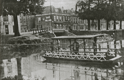 863466 Afbeelding van het overhaalschuitje over de Stadsbuitengracht, tussen de Nieuwekade en de Weerdsingel W.Z. ...